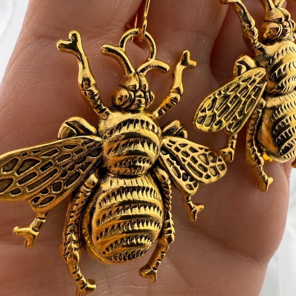 New! 🎁 Gold Honey bee vintage color Dangle Earrings - Picture 7 of 10